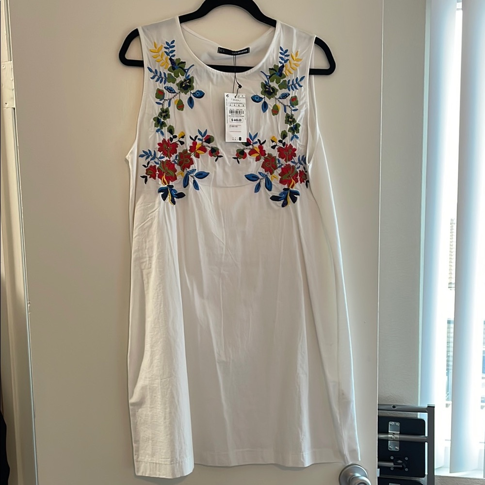 White and Red Sleeveless Sundress with Crew Neck